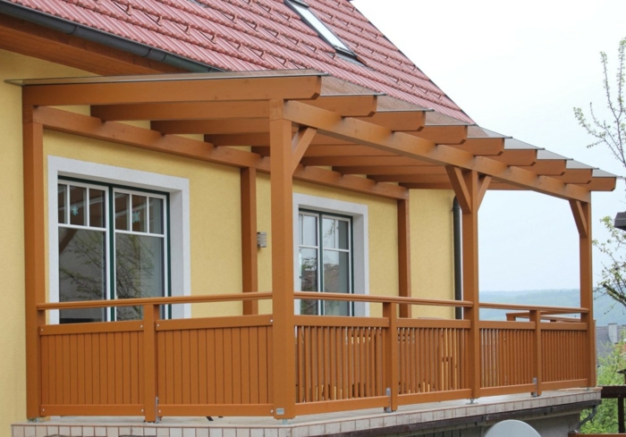 Terraza techado madera marrón esmaltes balcón idea fachada amarilla