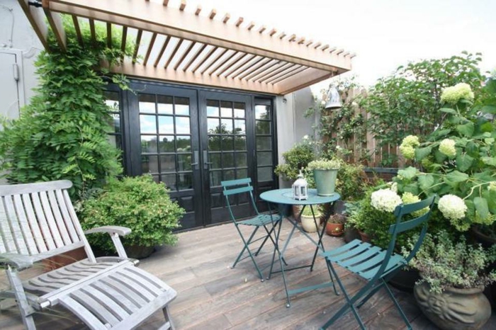 suuri patio kasvien design lounge huonekalut ja puulattiat