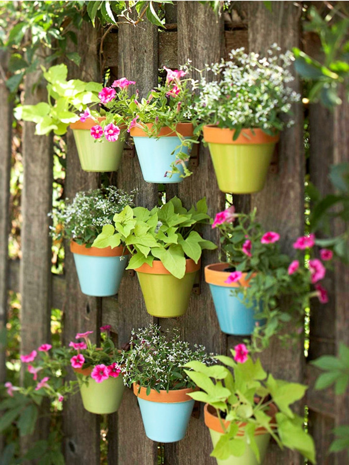 在篱芭的阳台花盆安排想法五颜六色的蓝色绿色装饰设计颜色桃红色花
