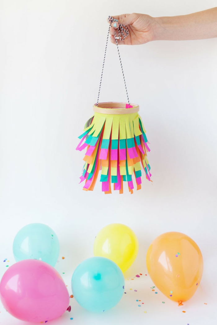 用彩色纸和线，气球，派对装饰制作灯笼