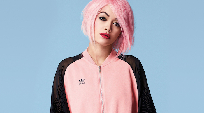 粉红色的头发，弥补粉红色的头发，粉红色和黑色的运动衫