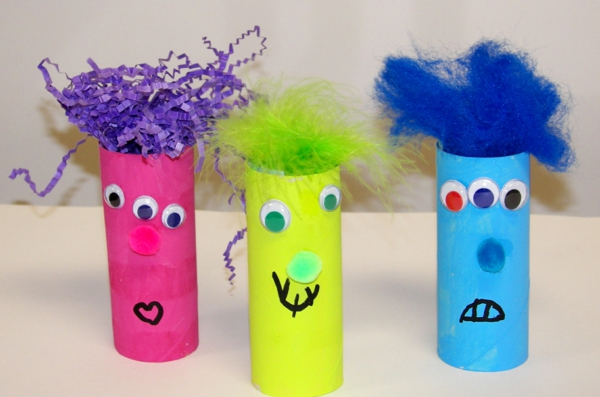zanatskih ideja za vrtić - tri šarene lutke od papira i kartona - ružičasto, žuto i plavo