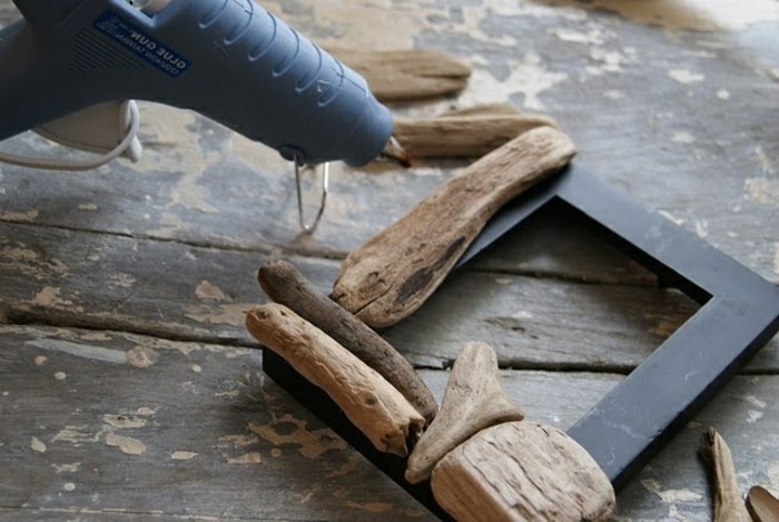 11-टिंकर-साथ-Driftwood-तस्वीर फ्रेम-सजाने-ड्रिल-टेबल diy विचारों