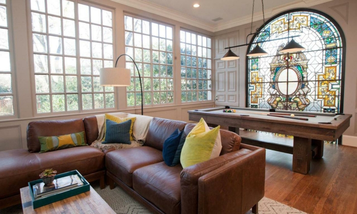 彩绘玻璃作为装饰 - 装饰椭圆形的客厅窗户