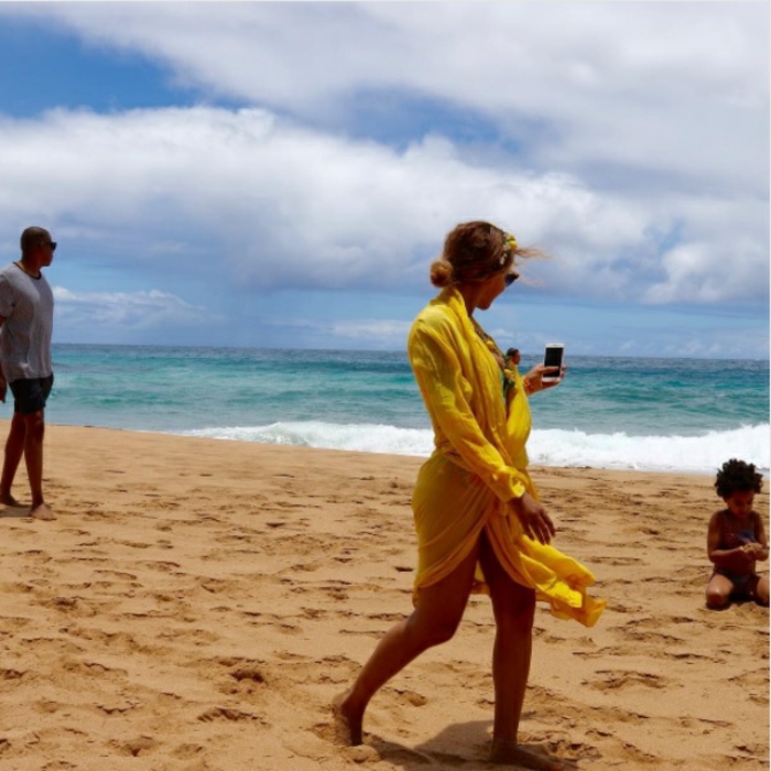 Moda de playa, Beyonce en vestido de playa amarillo, Pareo, corona de flores, corona de flores, Jay Z.