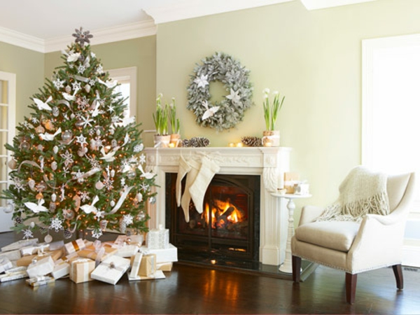 לבן קישוט חג המולד - אח בתוך עץ אשוח יפה ויפה