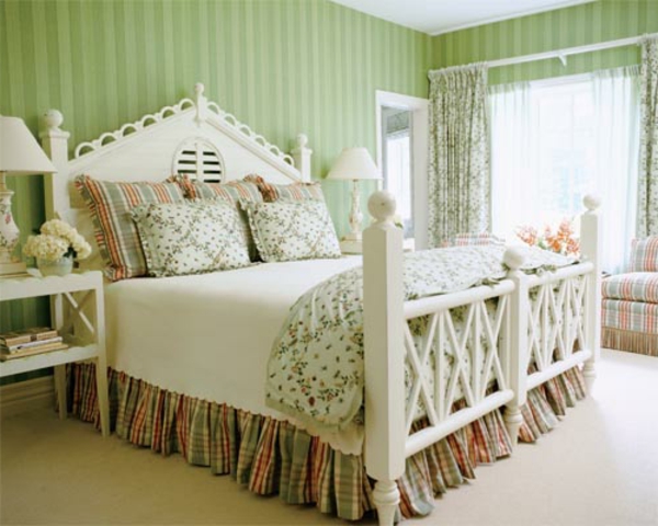 अंतर्देशीय घर शैली बेडरूम - सफेद बिस्तर और हरे रंग की वॉलपेपर