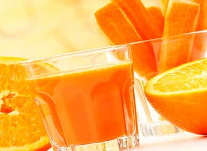 ניקוי רעלים גמילה זכוכית-מיץ-תפוזים-גזר