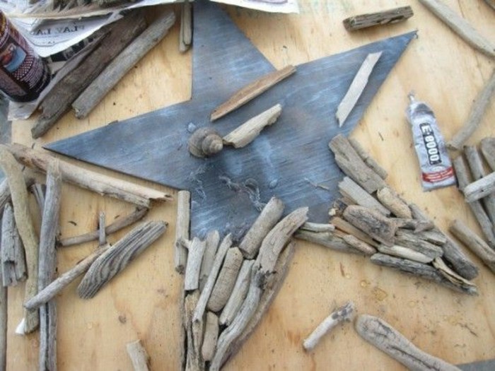 15-टिंकर-साथ-Driftwood सितारा-इन-गत्ते का डिब्बा-गोंद DIY-पत्रिका लकड़ी की मेज