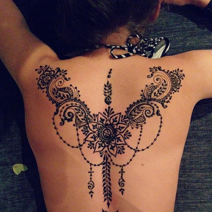 Γυναίκα με τατουάζ πίσω, μαύρο τατουάζ μαντάλα στην πλάτη, μαύρο και άσπρο μαγιό για γυναίκες