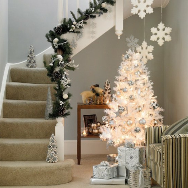 קישוט חג המולד לבן למעקות המדרגות