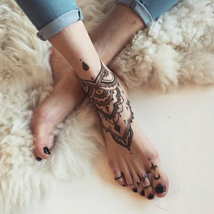 μαύρο τατουάζ αστράγαλο και toe, γυναίκα με τζιν και μαύρο βερνίκι νυχιών στα δάχτυλα των ποδιών