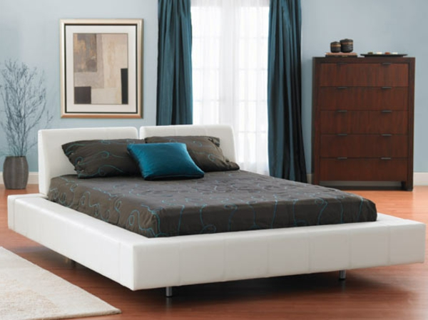 आधुनिक स्कैंडिनेवियन बिस्तर में सफेद - अंधेरे बिस्तर लिनन के साथ