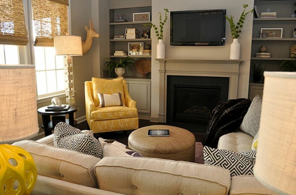 客厅设置 - 扶手椅用黄色带扔枕头