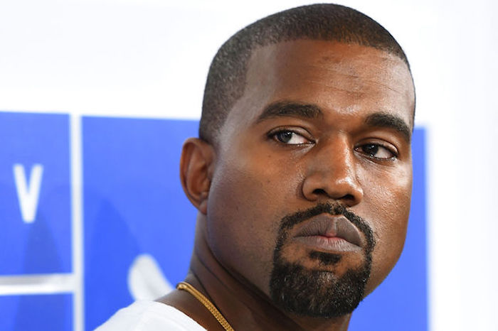 Kanye West avec Henriquatre en une occasion officielle, affiche bleue, mur blanc