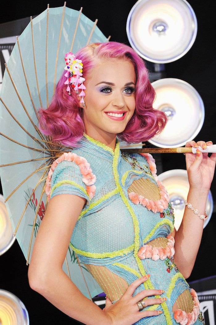 σύντομη σγουρά ροζ μαλλιά, katty απίτη με πολύχρωμο φόρεμα και κινέζικο ομπρέλα