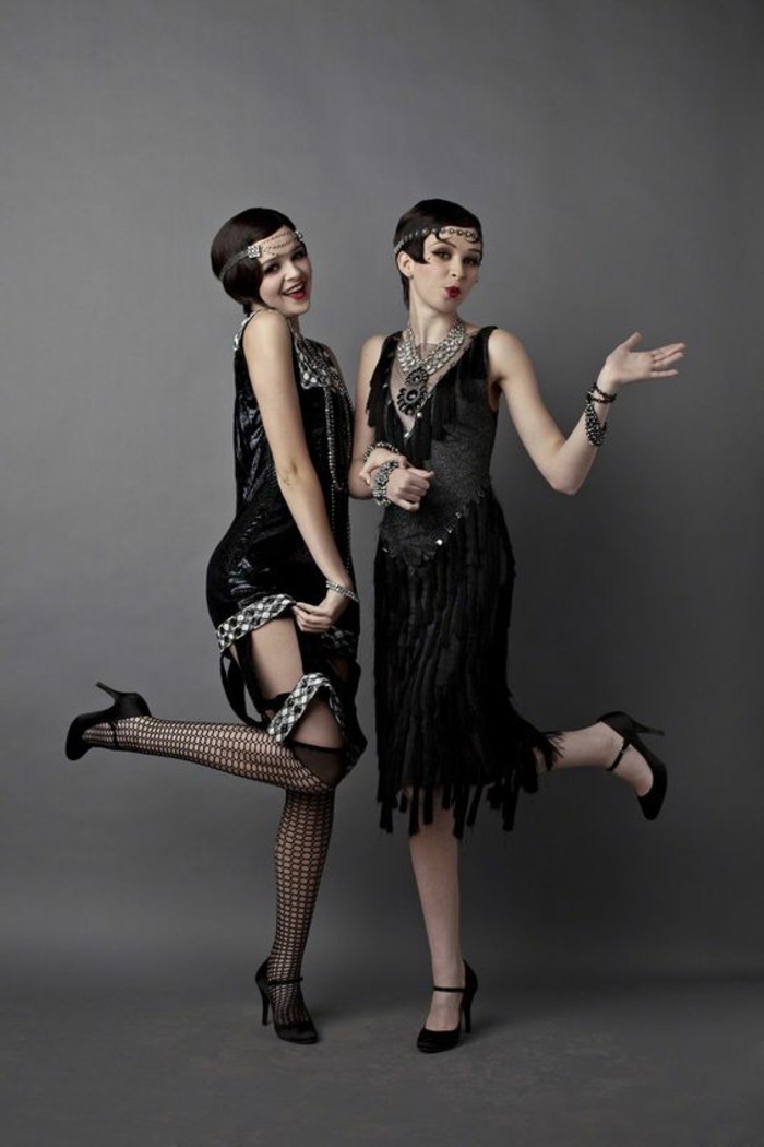 20 éves dress-két elegáns ruha-sötét háttér