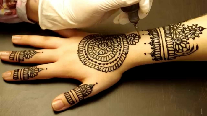 DIY henna τατουάζ, τεχνική τατουάζ με χρώμα χέννα, δάχτυλο τατουάζ και τατουάζ χέρι για τις γυναίκες