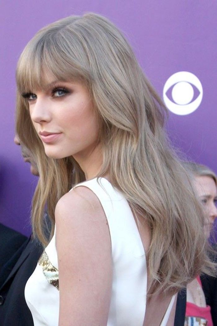 Taylor Swift με μακρόστενο ξανθό, σχεδόν γκρίζα μαλλιά με χτένισμα πόνυ