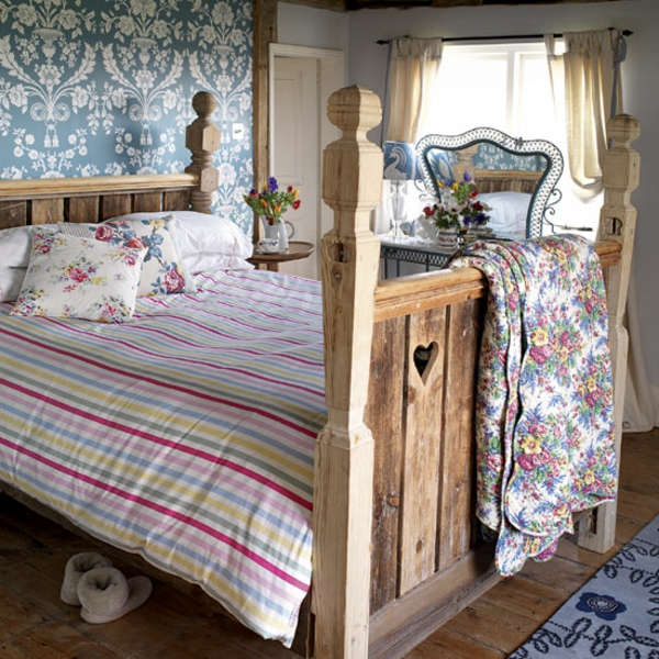 vidéki stílusú hálószoba - gyönyörű fából készült ágy kialakítás