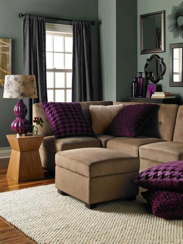 小客厅设置 - 转角沙发和紫色的枕头