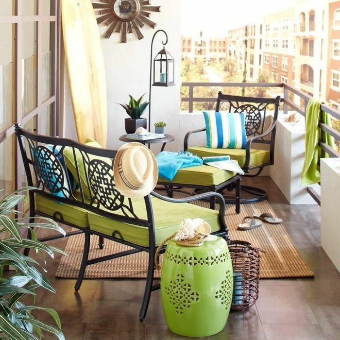 2kleine-prostor-poslao-set-balkon-pločice klupa-zeleno-jastuci-fotelja-zeleno-wanddeko tepih-biljka