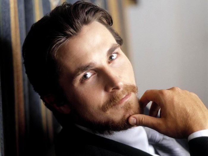 Christian Bale avec Hollywoodian, long rideau avec des rayures bleues et dorées