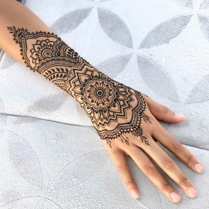 Henne τατουάζ σε μαύρο χρώμα, τατουάζ καρπού και καρπού με floral μοτίβα, τατουάζ γυναίκα