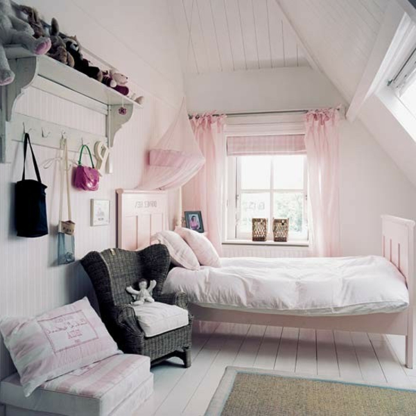 country house stílusú hálószoba - rózsaszín átlátszó függönyök