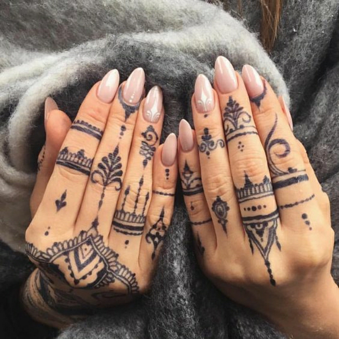 Γυναίκα με τατουάζ δάχτυλο και στα δύο χέρια, ινδικό στυλ τατουάζ henna με πολλές τελείες σε μαύρο χρώμα
