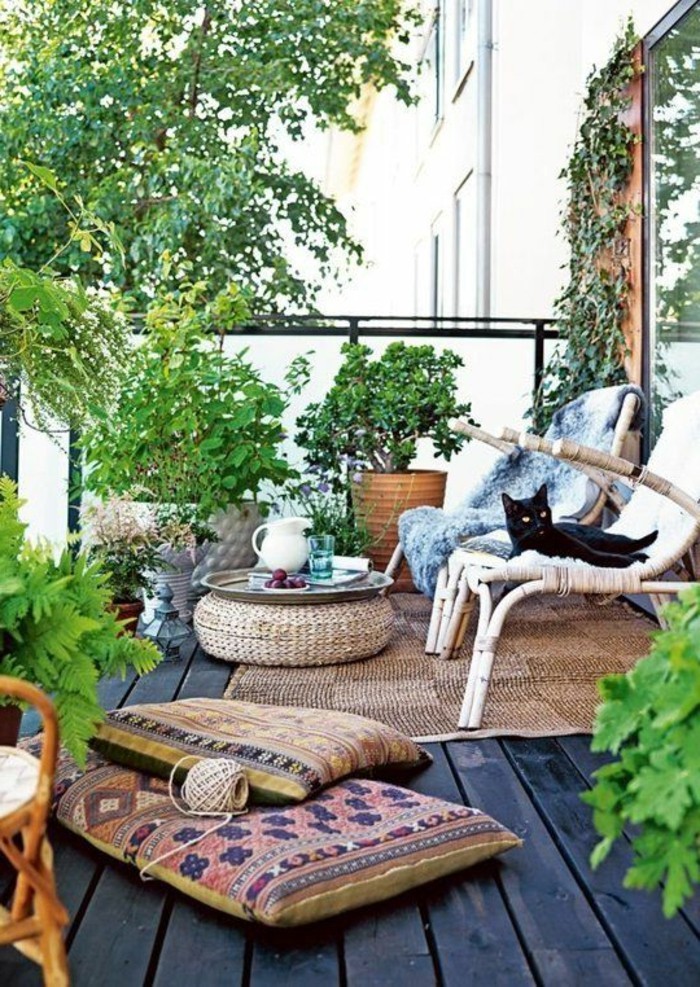 3kleine-prostor-poslao-set-balkon-drveni pod tepih šarene jastuke-trske stolice-biljka-mačka