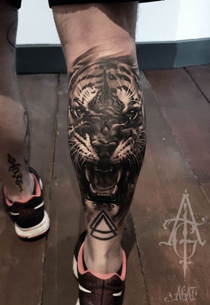 tatouage de tigre, chaussures de sport, tête de tigre, homme, tatouage de jambe