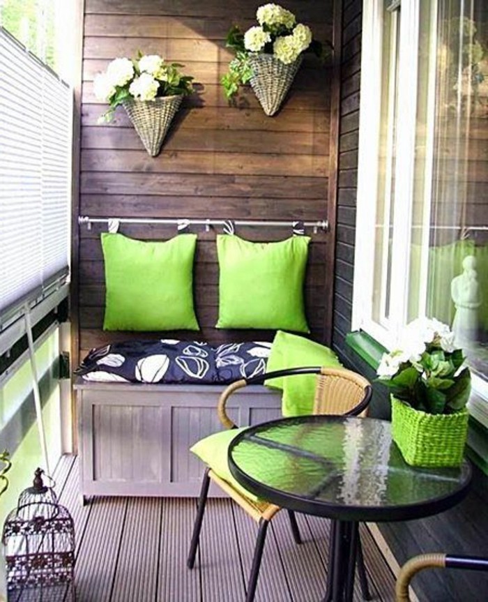 4kleine-prostor-poslao-set-balkon-glazura-zeleni jastuci-drveni pod-glastisch.flechtstühle-holzewand