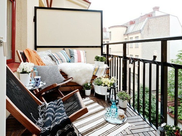 4schmalen-balkon-dizajn-drveni pod-uzorak tepiha-drvene stolice-uzorak stropa lice zaštita-uzorak jastuk-biljka