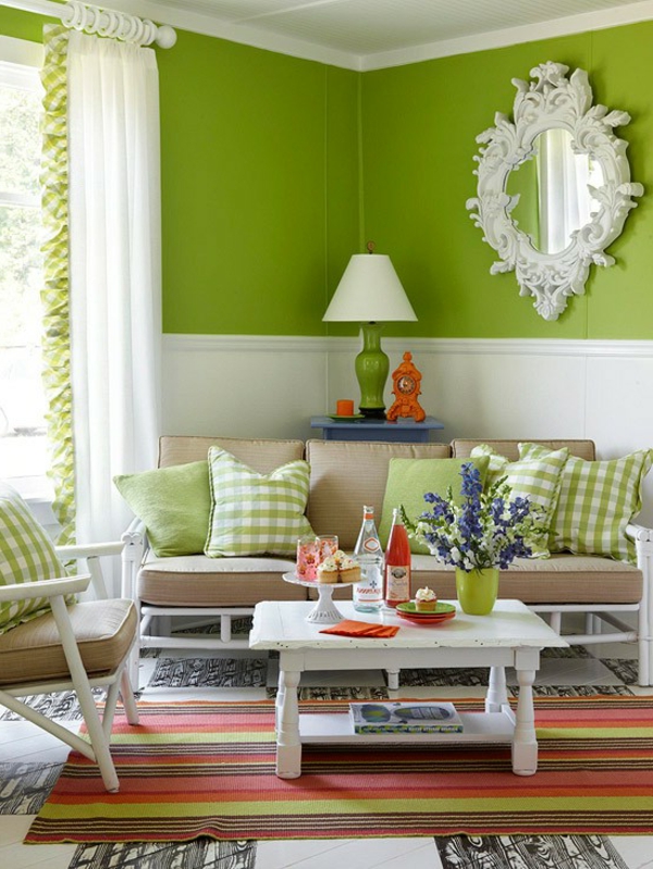 cortinas blancas y espejos en una pared verde
