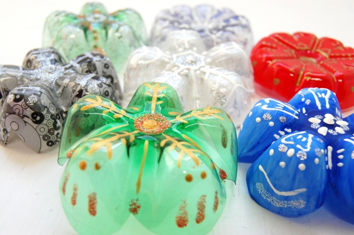manualidades con botellas de plástico, decoración navideña de plástico, copos de nieve