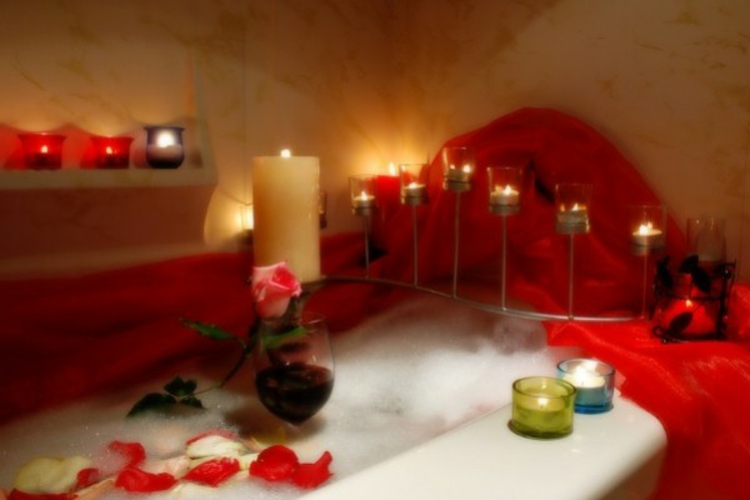 विशेष स्नान-क्षणों-साथ-मोमबत्ती लाल फूल badesal-इत्र और-कुछ व्यक्ति