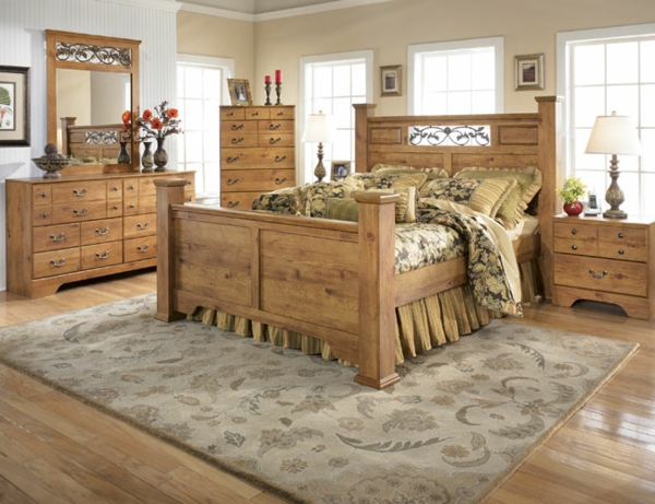 अंतर्देशीय घर शैली बेडरूम - बड़े लकड़ी के बिस्तर
