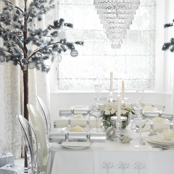 קישוט חג המולד הלבן - לחדר האוכל - נרות על השולחן