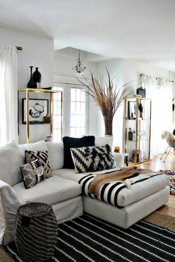 客厅设置 - 白色和黑色的沙发