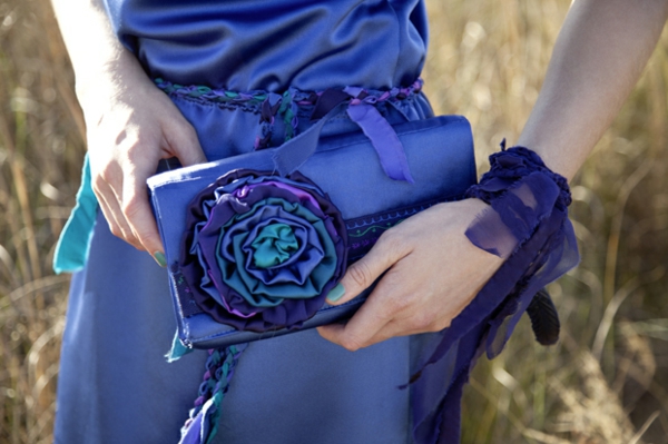 cosiendo un embrague - una mujer con un hermoso bolso azul - flor afieltrada