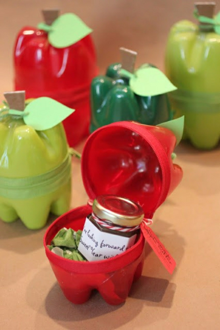 DIY con botellas de plástico, cajas plásticas de plástico en forma de manzanas