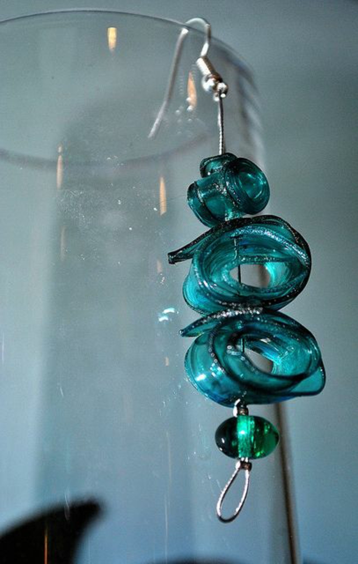 lasi, diy korut valmistettu sinisestä muovista, tekevät korvarenkaat itse