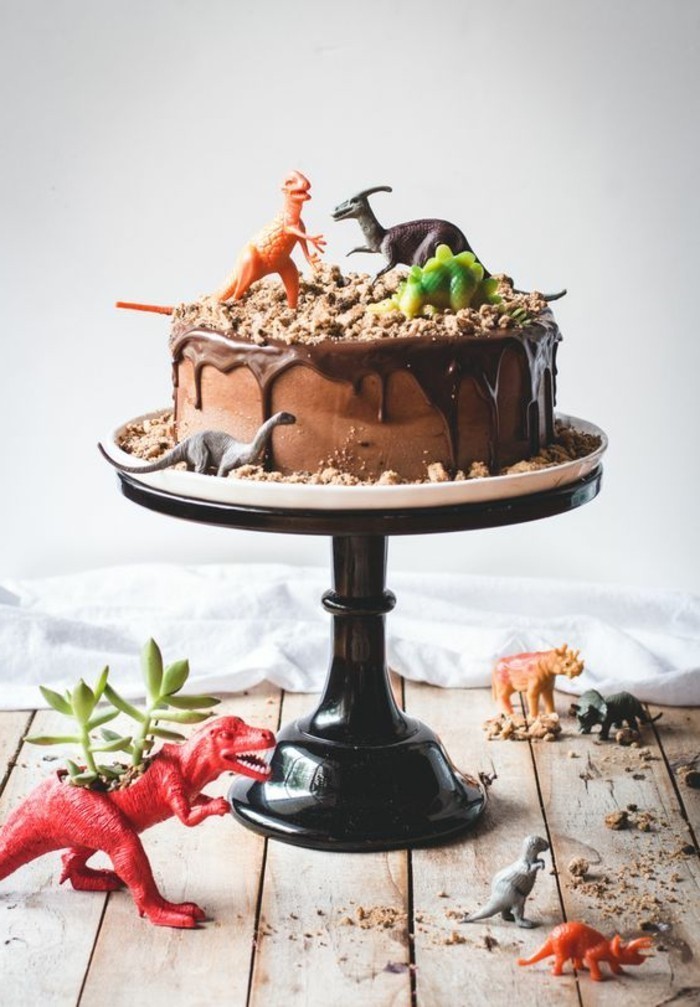 6大生日蛋糕的巧克力装饰与 - 恐龙