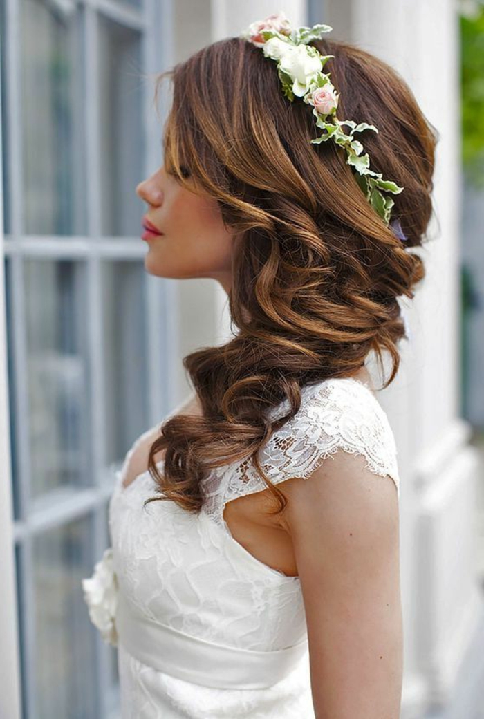 现代新娘与奇特的婚礼发型与玫瑰