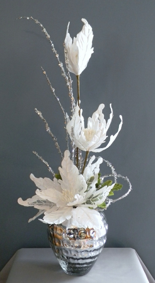 קישוט חג המולד לבן - פרחים לבנים רקע אפור