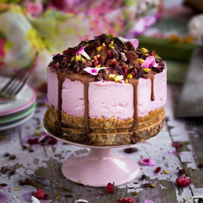 8巨大的生日蛋糕与粉红色釉巧克力和干果