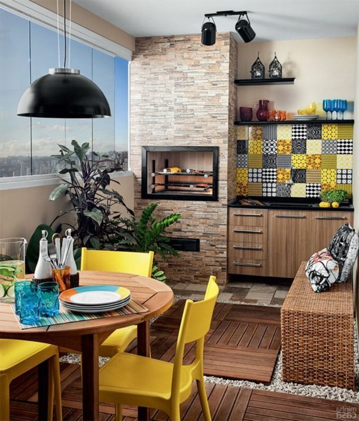 8-keittiö koriste tapetti-tiili-lamppu-pyöreän pöydän keltainen-tuolit-kisse-viinilaseja-kasvi-ikkuna