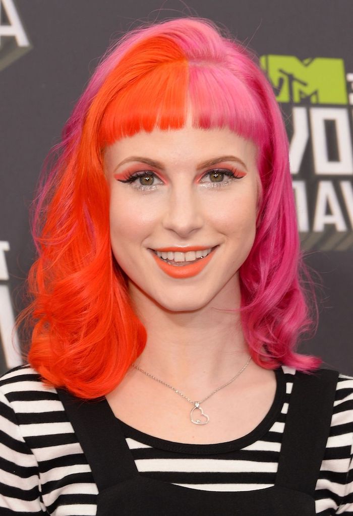 ροζ μαλλιά, χτένισμα πόνι στο πορτοκαλί και ροζ, πορτοκαλί μακιγιάζ