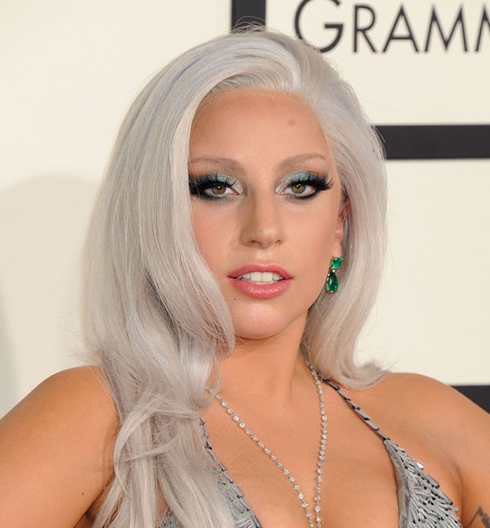 Lady Gaga，亮片银色晚礼服，长长的灰色头发